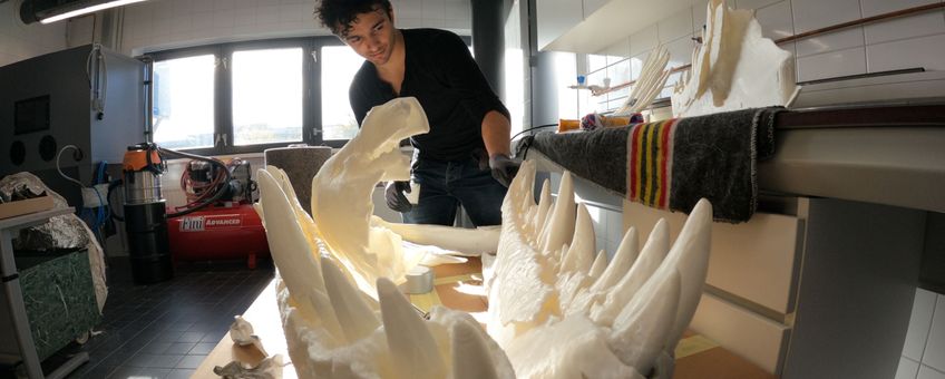 3D-modelleur en anatoom Pasha van Bijlert met de 3D-print van Trix