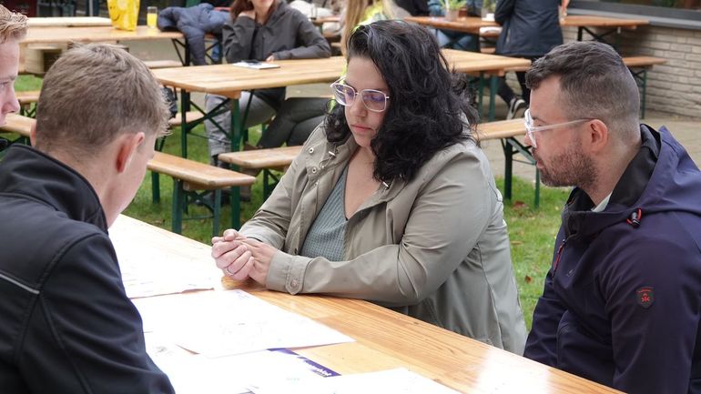 Gülseren en Rico aan tafel met studenten van het Zone College