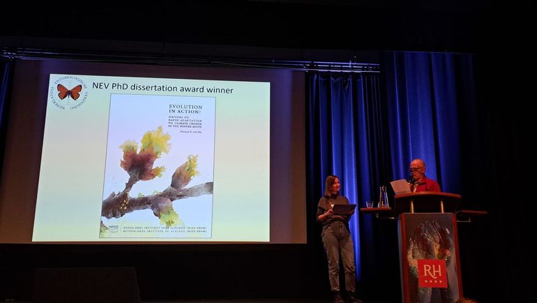 Natalie van Dis ontvangt de Dissertatieprijs 2023 van de Nederlandse Entomologische Vereniging voor het beste proefschrift op het gebied van de entomologie