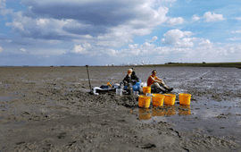 Taking water samples from the erosion experiment in the Oosterschelde. In the photo Alena di Primio and Dunia Rios-Yunes.