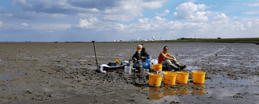 Taking water samples from the erosion experiment in the Oosterschelde. In the photo Alena di Primio and Dunia Rios-Yunes.