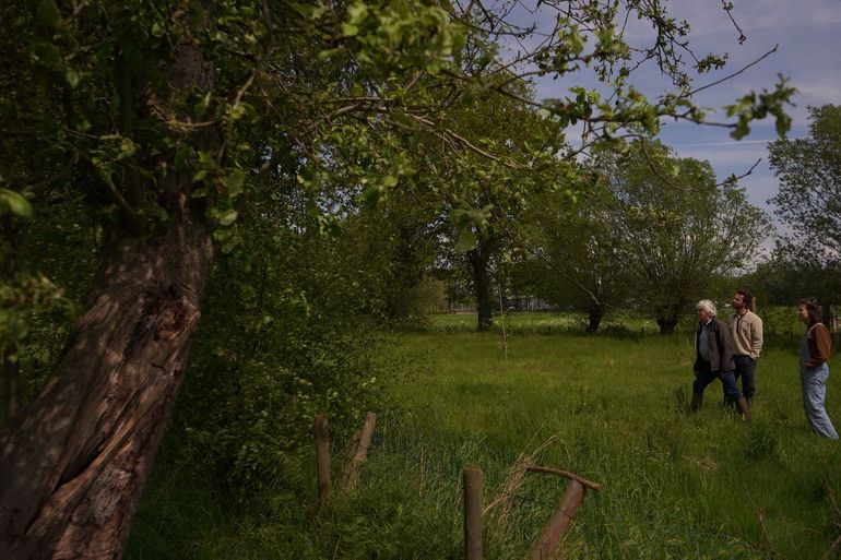 Medewerker van het Groenloket Brabant bekijkt het perceel van aanvragers van StiLa