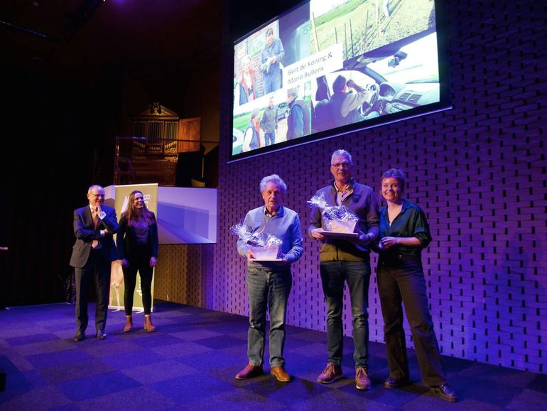 Uitreiking weidevogelvrijwilliger van het jaar. V.l.n.r. Guiljo van Nuland (voorzitter Brabants Landschap), Fien Oost (coördinator soortenbescherming Brabants Landschap), Bert de Koning (vrijwilliger), Mario Bullens (vrijwilliger), Lisa van den Biggelaar (projectmedewerker soortenbescherming Brabants Landschap)