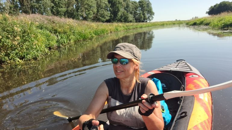 Grieta in haar opblaasbare kajak op de Hunze midden in de Drentse natuur