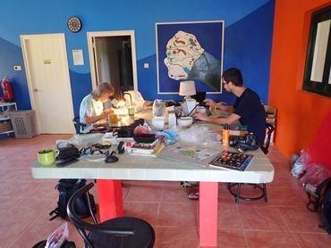 Sylvia van Leeuwen and Hannco Bakker working with snails on Bonaire.