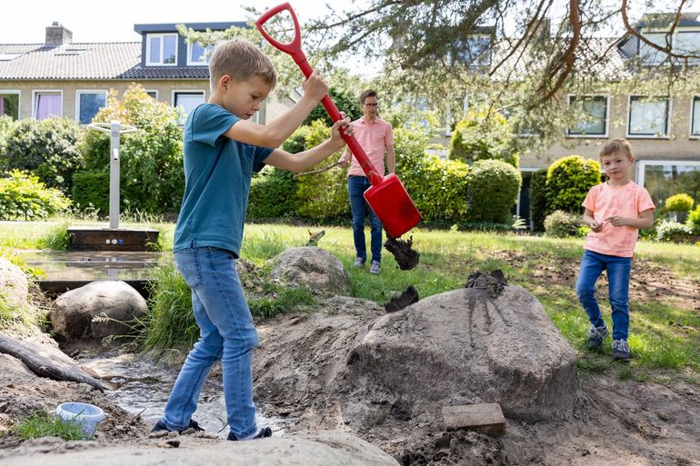 De speeltuin veranderde in een fijne plek waar je ook op warme dagen fijn kunt zitten