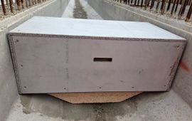Een vleermuiskast na plaatsing tussen de liggers. Duidelijk zichtbaar is de opening waarlangs vleermuizen zich kunnen bewegen tussen gekoppelde kasten. Uiteindelijk wordt de ruimte tussen de liggers aan de bovenzijde permanent afgedekt met een betonconstructie