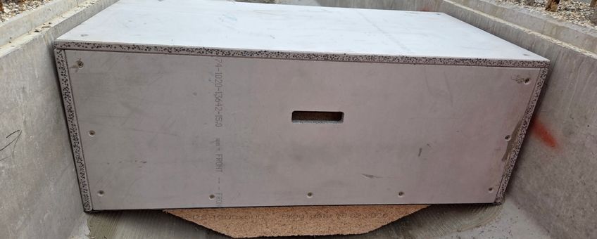 Een vleermuiskast na plaatsing tussen de liggers. Duidelijk zichtbaar is de opening waarlangs vleermuizen zich kunnen bewegen tussen gekoppelde kasten. Uiteindelijk wordt de ruimte tussen de liggers aan de bovenzijde permanent afgedekt met een betonconstructie