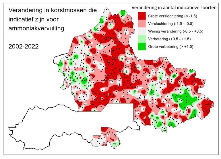 In grote delen van Gelderland zijn stikstofgevoelige korstmossen afgenomen en/of stikstofminnende korstmossen toegenomen (rood). In enkele gebieden met intensieve veehouderij is de situatie iets verbeterd (groen). In 2002 beperkte het meetnet zich nog tot de zandgronden, waardoor de veranderingen in het rivierengebied (witte gebied op de kaart) onbekend zijn.