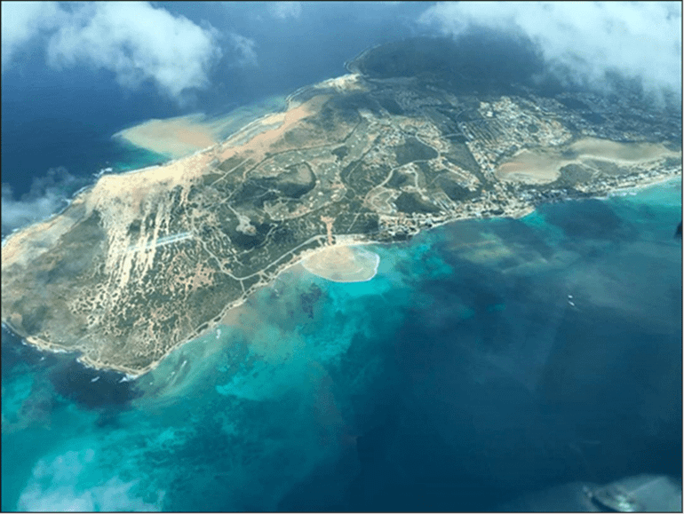 Noordwest-Aruba na een hevige regenbui eind 2022, waarbij sediment letterlijk van het eiland afspoelt