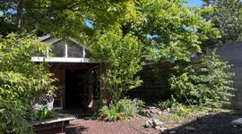Natuurlijke tuin met houtsnippers
