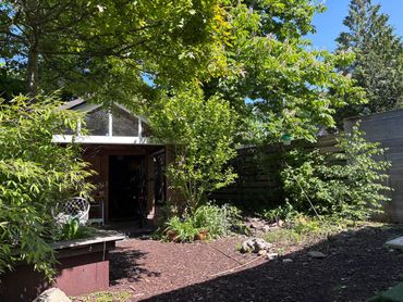 Natuurlijke tuin met houtsnippers