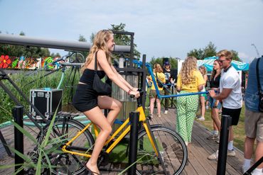 Lowlandsbezoekers op de filterfiets