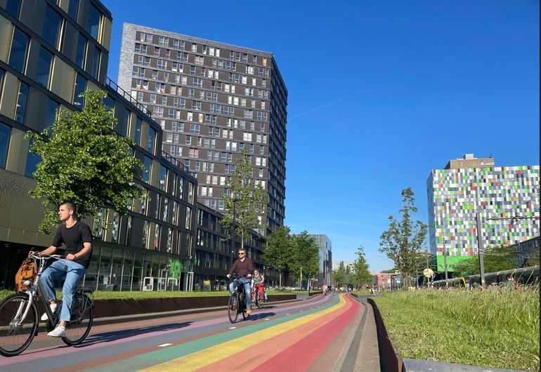 Een mooi voorbeeld van onze unieke fietscultuuur is het langste regenboogfietspad van de wereld op het Science Park in Utrecht. Een mooie manier om een saai fietspad op te leuken en te zorgen dat iedereen op het universiteitsterrein welkom is helemaal te zijn wie die is