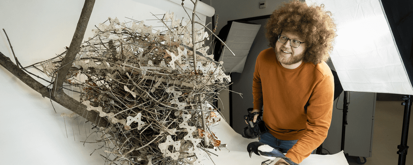 Naturalis-onderzoeker Auke-Florian Hiemstra met eksternest gemaakt van anti-vogelpinnen
