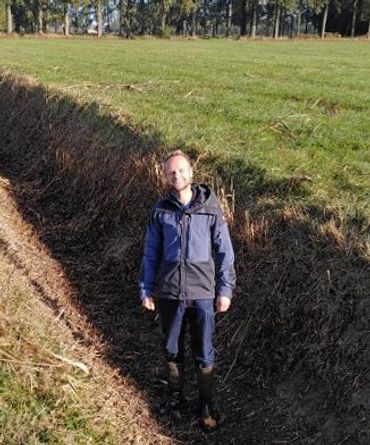 Ecoloog Nico de Koning in een landbouwgreppel in Leemskuilen