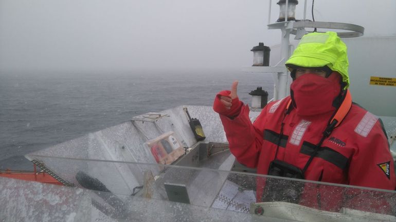 Bram Feij telt vogels en zeezoogdieren vanuit een observatiepost op RV Polarstern