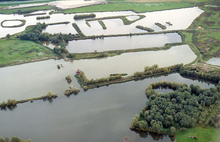 Luchtfoto van het vers ingerichte Meinerswijk met nieuw kijkhuis,1993