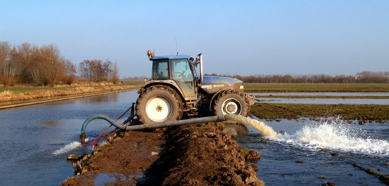 Volpompen van een plas-drasgebied in het agrarisch weidevogelbeheer