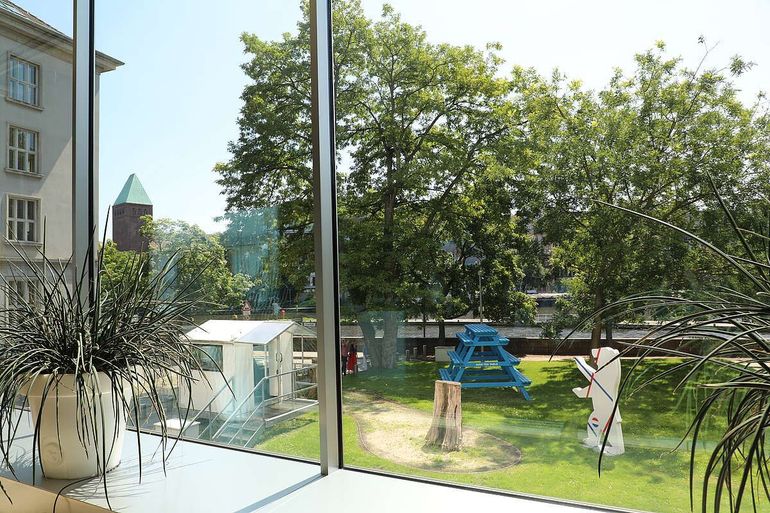 De Nederlandse ambassadetuin in Berlijn, zoals die er in de zomer van 2025 bij lag