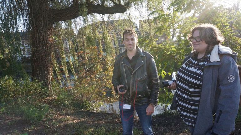 Nemi Dorst en Dominique de Boer, student Hogeschool Leiden, met pollensniffers in de Jan van Houtkade