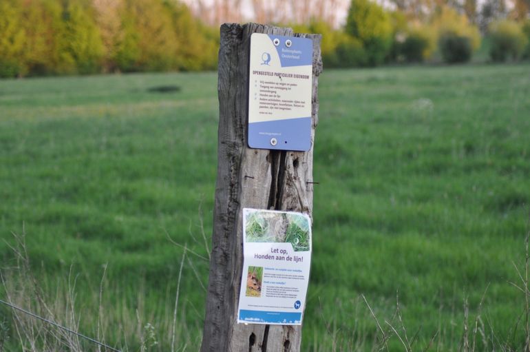 Een van de toegangswegen van het landgoed. In het voorjaar wordt extra aandacht gevraagd voor het belang van aangelijnde honden