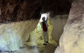 De Roemeense speleoloog Serban Sarbu verzamelt monsters in de grot. Het heet hier Puturosu Mountain: de Stinkende berg. De onderste helft van de wand ziet gifgeel van de zwavel. Net daarboven leeft een laag bijzondere micro-organismen.