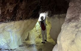De Roemeense speleoloog Serban Sarbu verzamelt monsters in de grot. Het heet hier Puturosu Mountain: de Stinkende berg. De onderste helft van de wand ziet gifgeel van de zwavel. Net daarboven leeft een laag bijzondere micro-organismen. De Roemeense speleoloog Serban Sarbu verzamelt monsters in de grot. Het heet hier Puturosu Mountain: de Stinkende berg. De onderste helft van de wand ziet gifgeel van de zwavel. Net daarboven leeft een laag bijzondere micro-organismen.