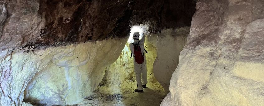 De Roemeense speleoloog Serban Sarbu verzamelt monsters in de grot. Het heet hier Puturosu Mountain: de Stinkende berg. De onderste helft van de wand ziet gifgeel van de zwavel. Net daarboven leeft een laag bijzondere micro-organismen.