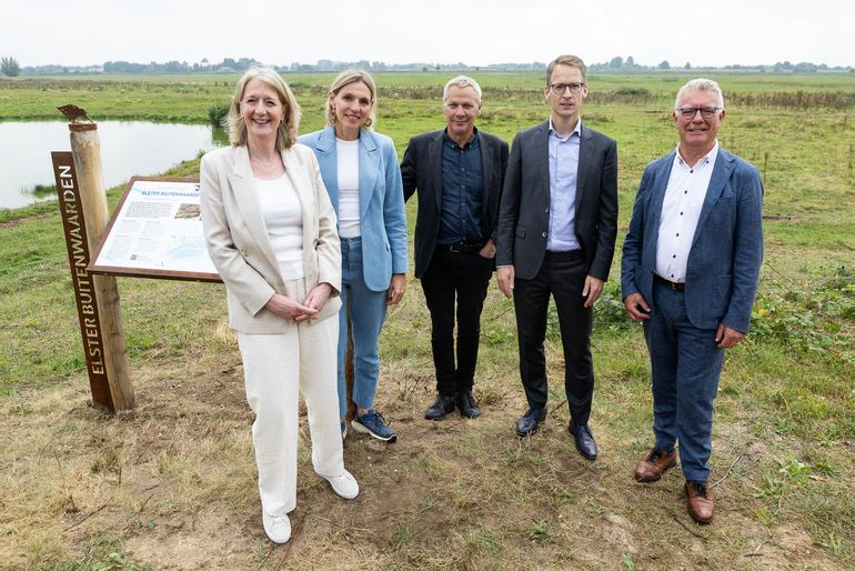 v.l.n.r. Saskia van Dockum, (Utrechts Landschap), Mirjam Sterk (provincie Utrecht), Bert de Groot (Hoogheemraadschap De Stichtse Rijnlanden), Ronald Heijnen (Rijkswaterstaat) en Bert Fintelman (gemeente Rhenen)