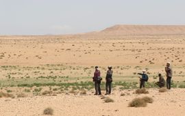Freek Verdonckt Observatie van het landschap samen met Berbers.