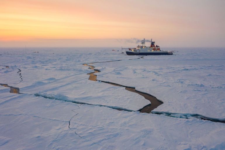 Polarstern drijft mee met een ijsschots waarop onderzoek wordt uitgevoerd, tijdens de MOSAiC expeditie