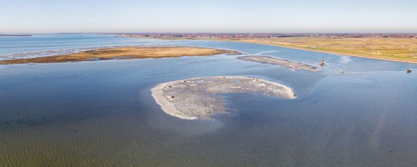 In het Grevelingenmeer liggen tientallen vogeleilandjes.