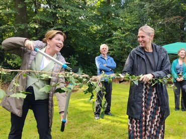 Minister Christianne van der Wal (Natuur en Stikstof) en gedeputeerde Mirjam Sterk (Natuur en Landbouw) geven het startschot voor de verplaatsing van vijftigduizend bomen