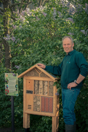 Melkveehouder Ad van Rees bij zijn insectenhotel