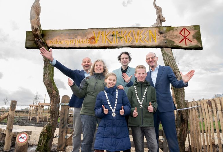 Van links naar rechts: Arjan van Rijn, lid dagelijks bestuur Waterschap Amstel, Gooi en Vecht, Jelka Both, hoofd Staatsbosbeheer Utrecht, Yanaika Valentijn, kinderburgemeester gemeente De Ronde Venen, Cees van Uden, wethouder gemeente De Ronde Venen, Lars Kompier, kinderburgemeester gemeente De Ronde Venen, Has Bakker, gedeputeerde Utrechts Programma Landelijk Gebied, provincie Utrecht