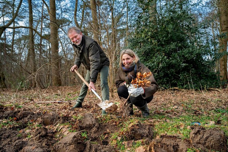 Oud-gedeputeerde Mirjam Sterk hielp in januari ook mee met het planten van de haag