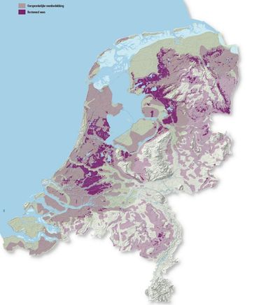 Lichtpaars wat vroeger veen was; donkerpaars de huidige situatie. Er is weinig veen meer over