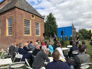 Lancering Van Gogh Nationaal Park i.o. Yvo Kortmann spreekt het gezelschap toe in de tuin van het Groot Duijfhuis, aan de oever van de Dommel