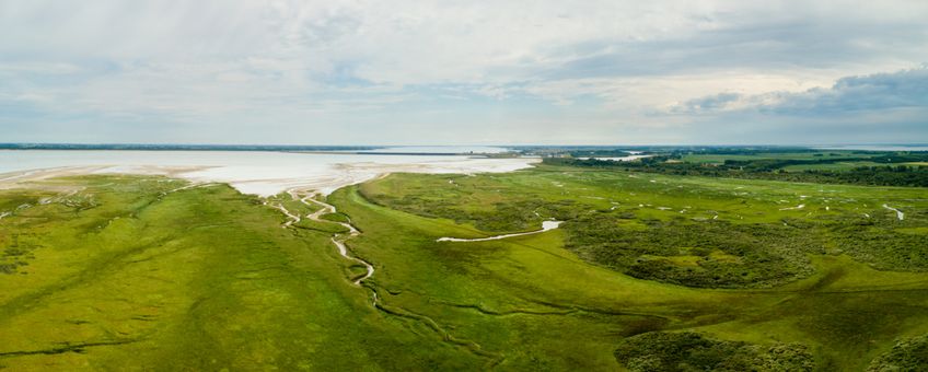 Zicht op de Haringvlietsluizen vanaf De Kwade Hoek