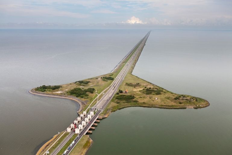 Een van de bekendste Nederlandse waterwerken: de Afsluitdijk