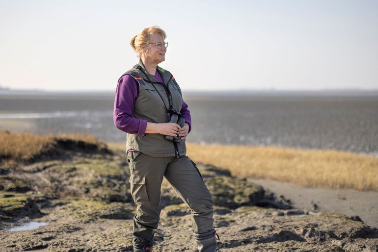 Boswachter Marijke Lieman speurt naar vogels