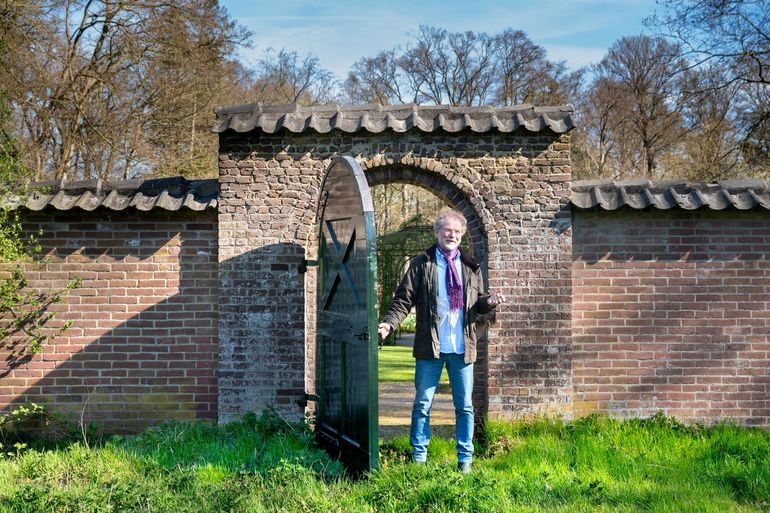 H.J. van der Tak op landgoed Hydepark, bij de ingang naar de historische moestuin