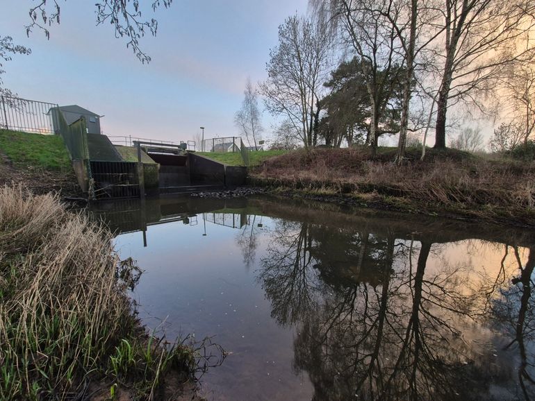 De Oude Grift is niet te passeren voor rivierprik door een stuw en een waterkrachtcentrale