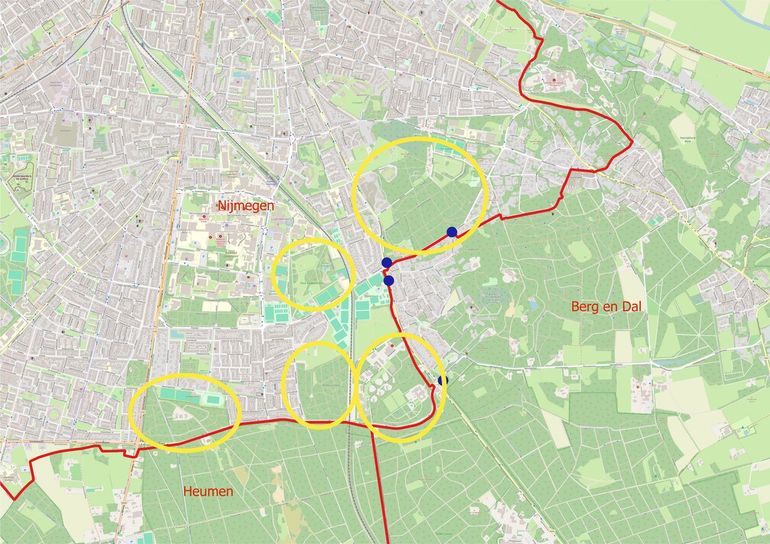 De zoekgebieden voor het vliegend hert nabij Nijmegen zijn geel omcirkeld. De blauwe stippen geven bestaande monitoringslocaties weer