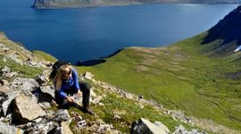 Master studente Birte Technau verzamelt uitwerpselen van poolvossen op het onbewoonde schiereiland Hornstrandir op IJsland  (exclusief eenmalig WUR)