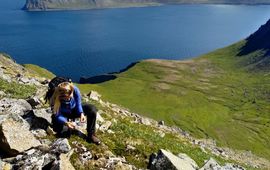 Joonas Kinni Master studente Birte Technau verzamelt uitwerpselen van poolvossen op het onbewoonde schiereiland Hornstrandir op IJsland (exclusief eenmalig WUR)