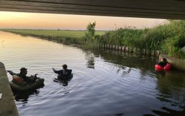 Vleermuisvangers in het water om met speciale netten de meervleermuizen te vangen EENMALIG GEBRUIK