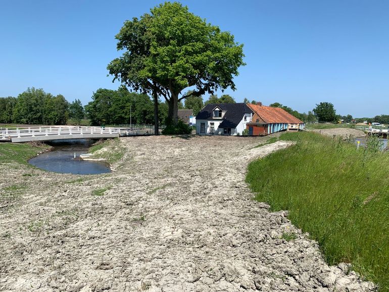 De faunapassage (links) en het gemaal (rechts) vlak voor de oplevering