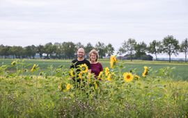 Femke Teussink Leo en Annuska de Jongh bij de bloemenrand langs hun akker in Wijhe.